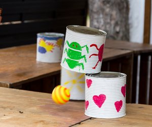 Dosenwerfen: So spielt ihr den Klassiker mit Upcycling-Potential