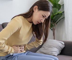 Stechen im Unterleib: 7 mögliche Gründe für das fiese Ziehen im Bauch