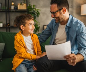 Loben, aber bitte richtig: Die 8 besten Sätze, um dein Kind nach dem Zeugnis aufzubauen