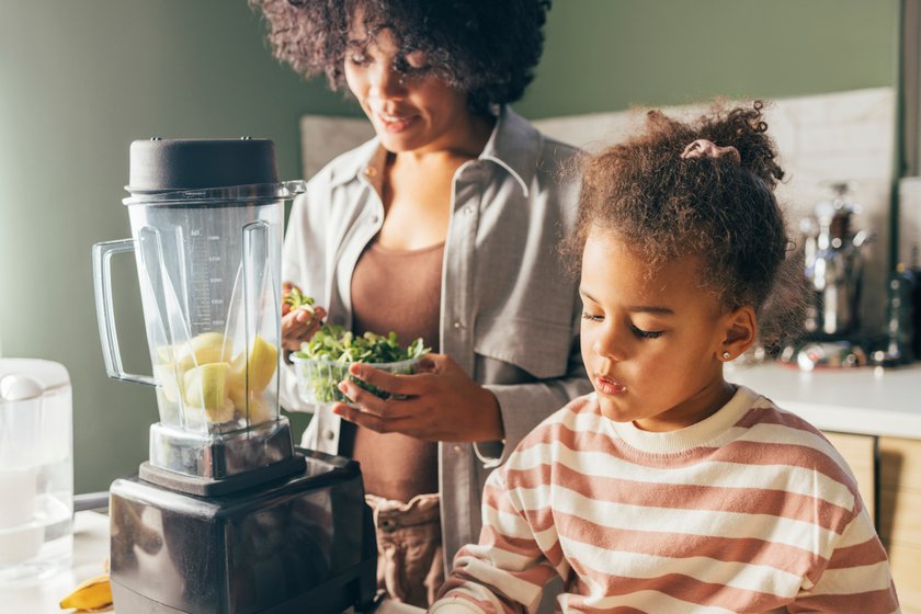 Frau und Mädchen machen Smoothies