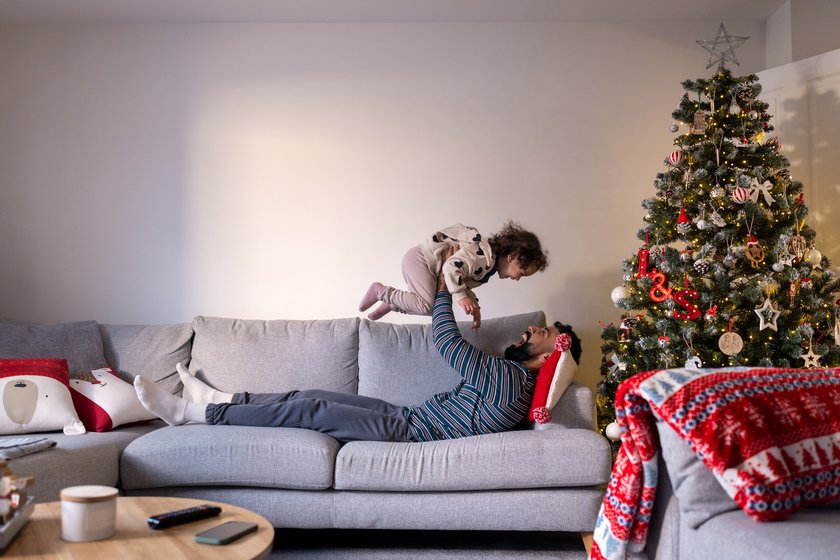 Papa tollt mit seiner Tochter herum