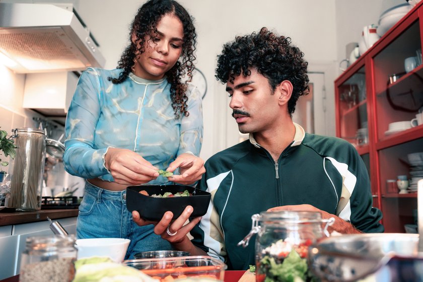 Frau und Mann machen Meal-Prep