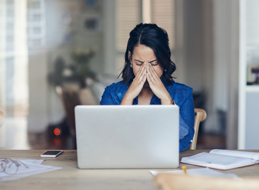 Selbstkritik Anzeichen: Frau nachdenklich am Computer