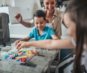 Aktuell bis zu 50 % reduziert: Die besten 10 Gesellschaftsspiele ab 4 Jahren – echt spaßig und nie zu kompliziert!