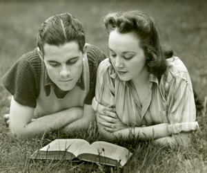 15 literarische Klassiker der Nachkriegszeit, die du unbedingt kennen solltest