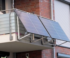 Zwischen Kinderspielzeug und Blumenkästen: Balkonkraftwerke erobern Familien – und das lohnt sich.