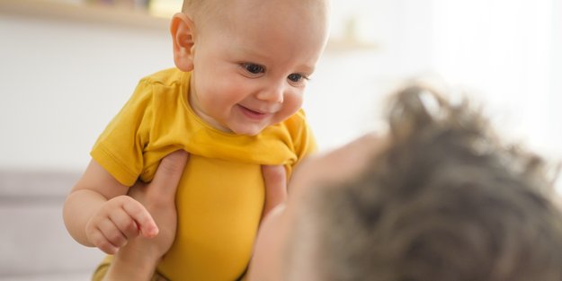 Warum diese 10 Jungennamen mit Gelb‑Bezug gerade 2025 glänzen