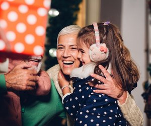 Wenn Boomer-Omas auf Tablet-Kids treffen: 7 typische Weihnachtssituationen
