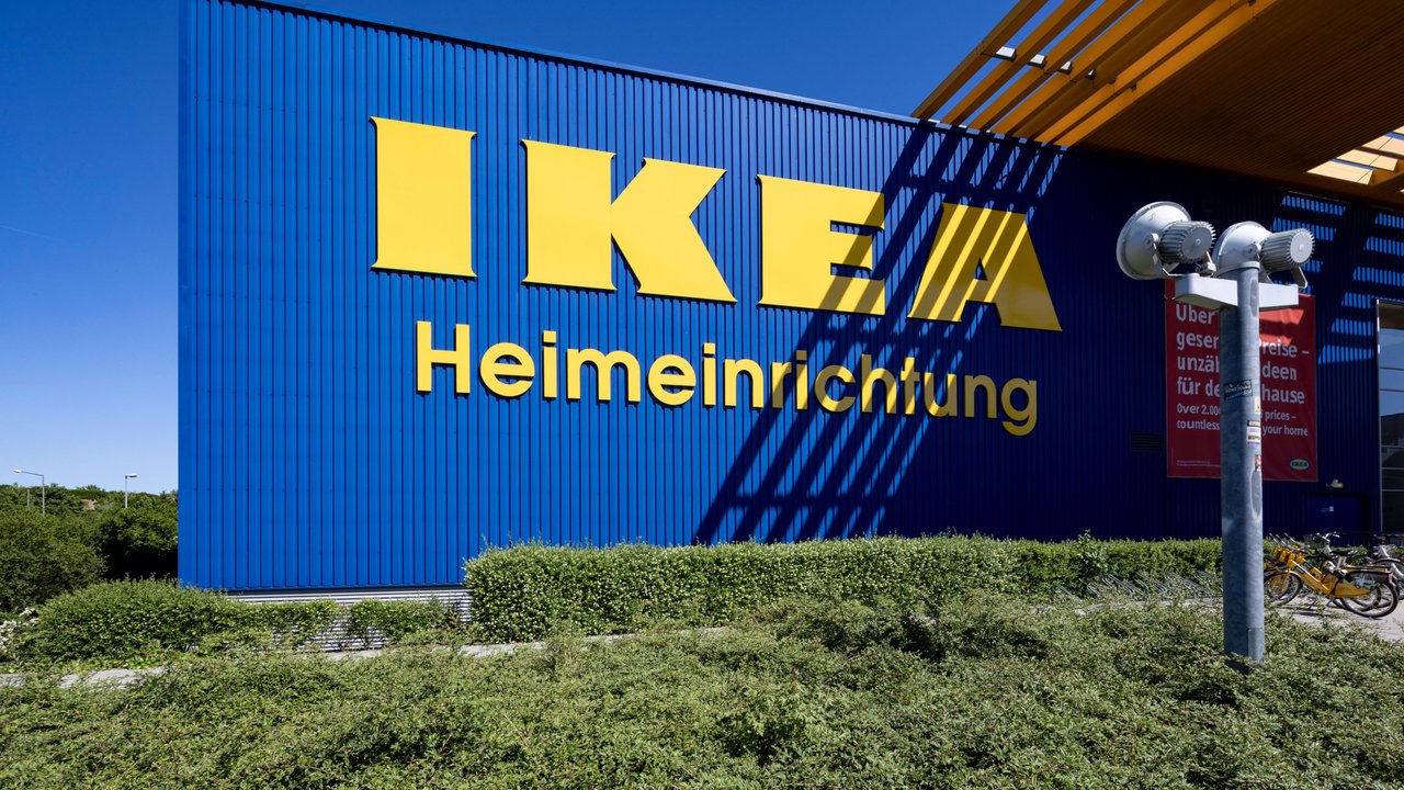 Erstell dir mit dem tollen IKEA-DIY-Projekt ein schönes Spiegel-Regal.