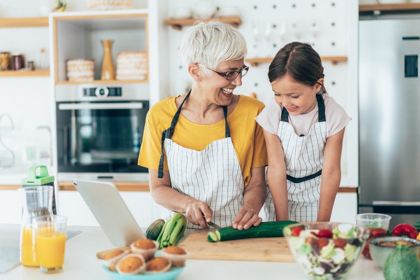 Frau und Mädchen kochen mit Gemüse