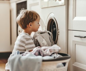 Kids sollten im Haushalt helfen: Mit diesen 6 Umsetzungstipps nach Montessori klappt's