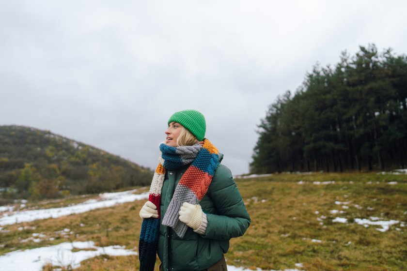 Frau geht wandern im Winter