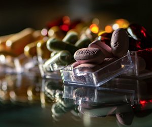 Cortison und Pille: Darf man beides gleichzeitig einnehmen?