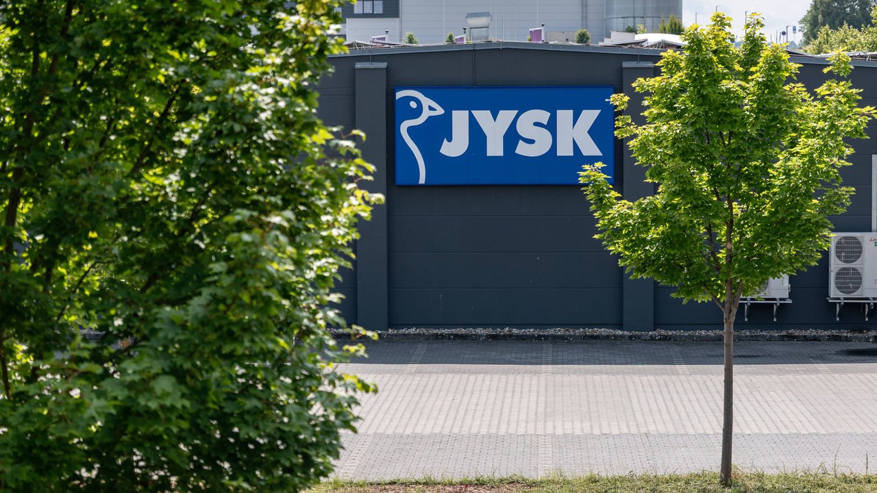 JYSK Filiale in Deutschland Ansicht mit Logo und Parkplatz