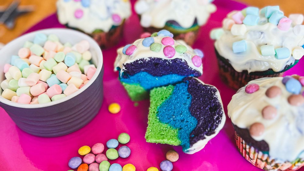 Regenbogenkuchen backen: Aus den Teigresten werden tolle, bunte Regenbogen-Muffins