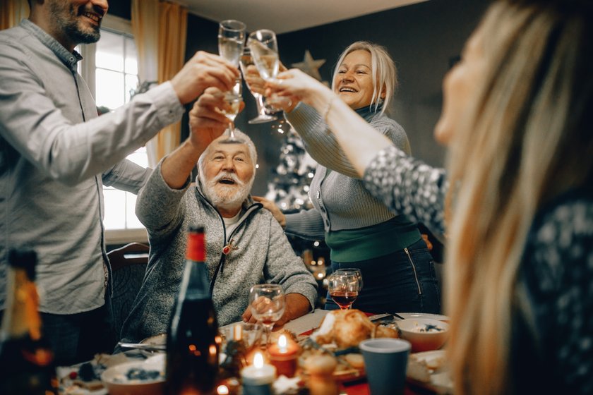 Boomer-Silvestertraditionen, die wir lieben: Mit Sekt anstoßen