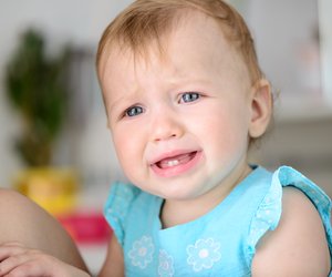 Das Baby bekommt Fieber beim Zahnen? Warum das nicht unbedingt was mit den Zähnen zu tun hat