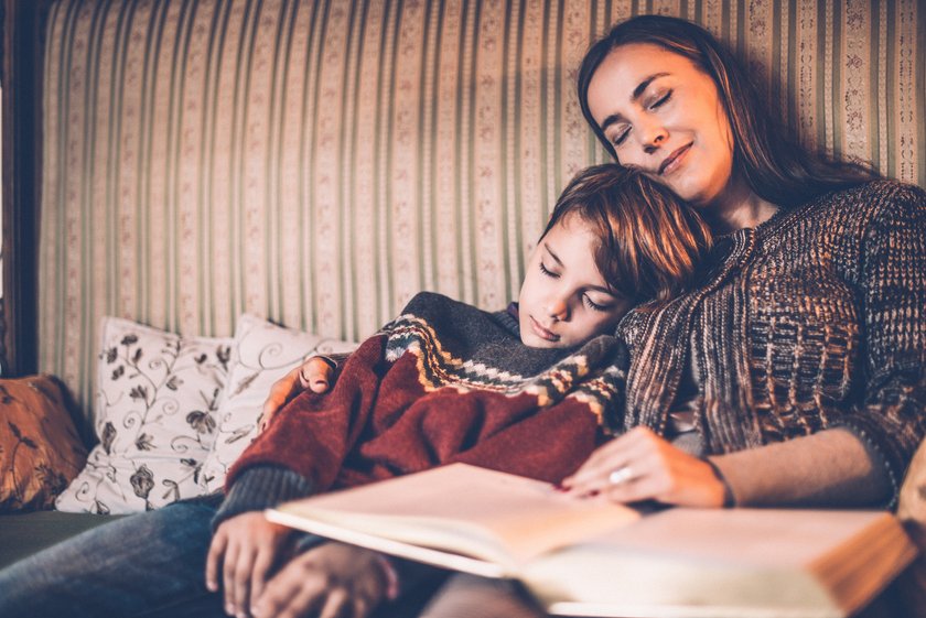 Mutter und Sohn lesen eine Geschichte