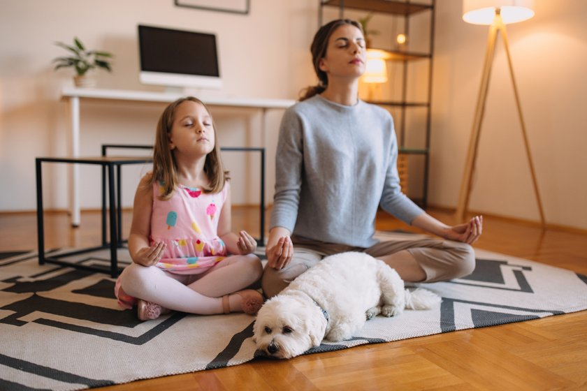 Mutter und Tochter meditieren zusammen