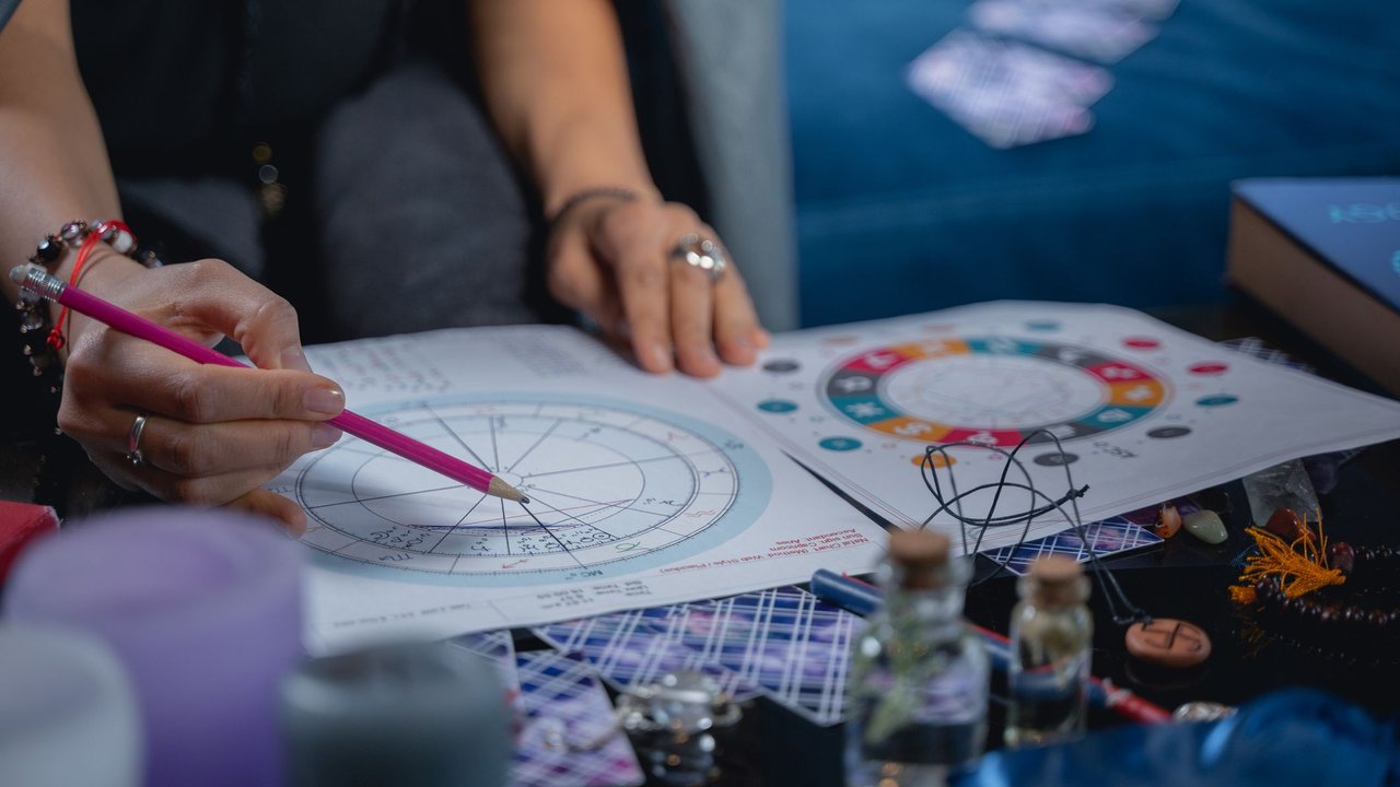 Astrologin berechnet Aszendent