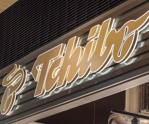 Mit diesem Tchibo-Tisch hast du Zeitung und Kaffeetasse griffbereit am Sofa