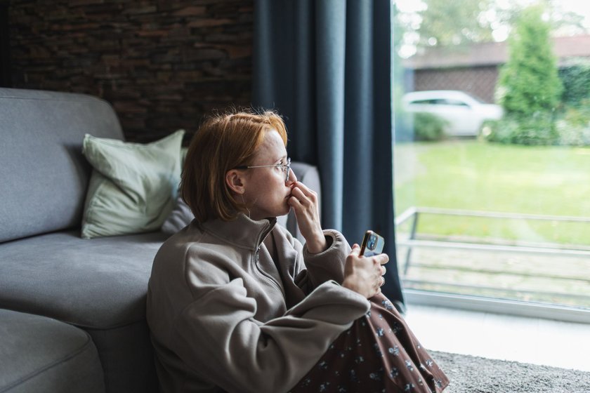 10 Anzeichen, dass du dich von Familie und Freunden entfernst