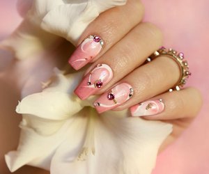 Cosmic Nails: Die perfekte Nagellackfarbe für dein Sternzeichen