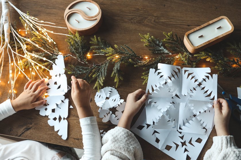 Kinder basteln Schneeflocken aus Papier
