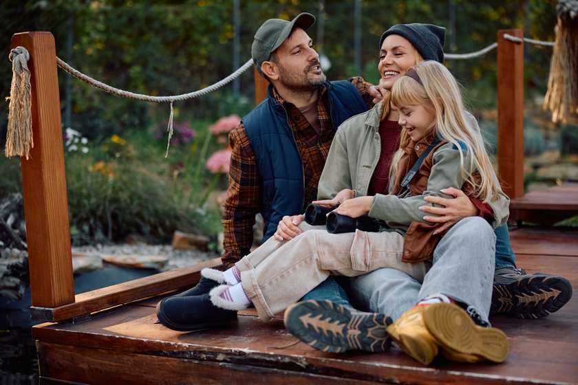 Familien-Routinen 2026: Glückliche Familie verbringt Zeit in der Natur