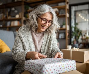 Wenn du Boomer beschenken willst: Mit diesen 10 Geschenken unter 50 € liegst du richtig