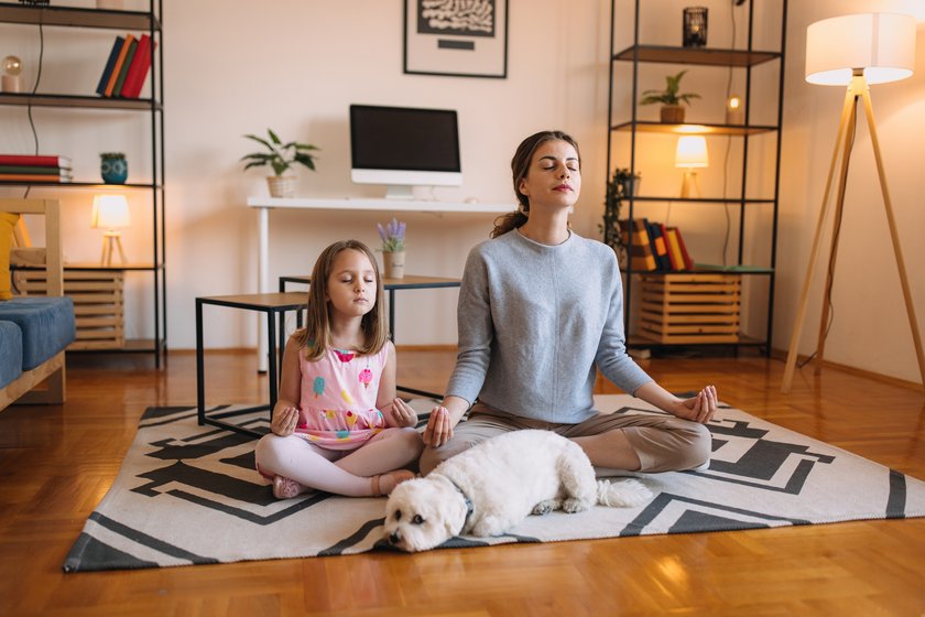 Mutter und Tochter meditieren zusammen