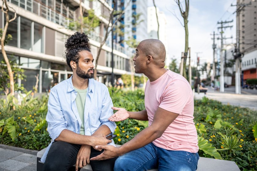 10 Anzeichen, dass du dich von Familie und Freunden entfernst