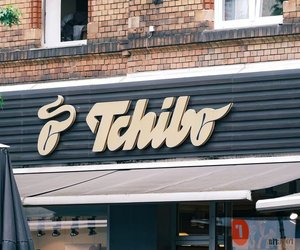 Mit dieser Citronella-Kerze von Tchibo für den Garten habt ihr nie wieder nervige Mückentische