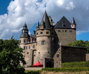 6 Burgen und Schlösser, die bei dir garantiert die Erinnerung an bestimmte Serien und Filme wecken!