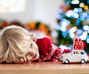 Lasst die Präsente fallen: Zu viele Geschenke ruinieren dein Kind