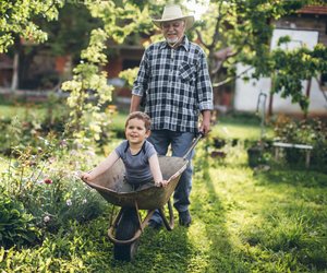 Opa weiß, wie’s geht: 6 verrückte Gartenspiele, die Kinder lieben – und Eltern heimlich feiern