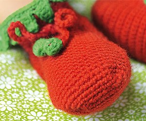 Babyschuhe häkeln: Anleitung für niedliche Erdbeeren