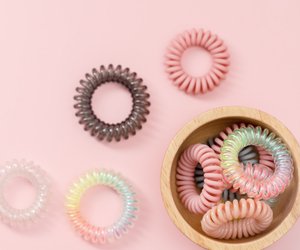 Mehr als nur Haarbändiger: 11 Haargummi-Tricks, die jede Mama kennen sollte