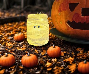Das einfachste Halloween-DIY der Welt: Mumien-Gläser