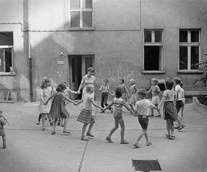 Kind sein hinter der Mauer – diese 10 Fotos erzählen von DDR‑Kinderkrippen & Kindergärten